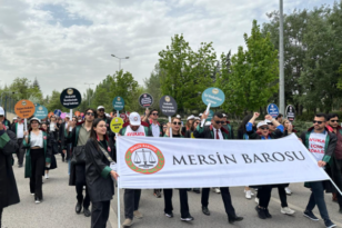 Mersin Barosu üyesi avukatlar, Büyük Savunma Mitingi’ne katıldı