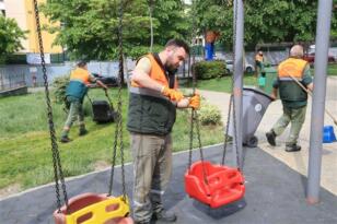 Bayrampaşa’daki parklarda bahar temizliği ve bakım çalışması yapılıyor