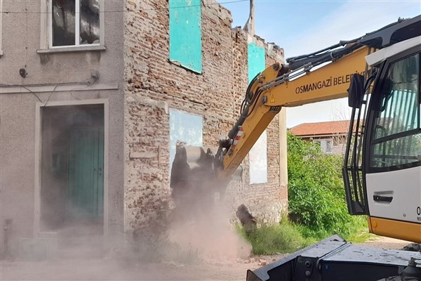 Osmangazi Belediyesi metruk binaların yıkımlarını sürdürüyor