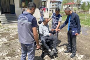 Başkan Büyükkılıç’tan akülü tekerlekli sandalye yardımı