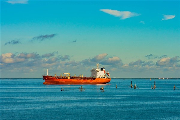 Çanakkale Köprüsü önlerinde arızalanan tanker Şevketiye’ye demirletildi