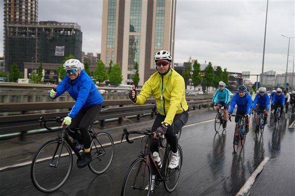 Lisanslı sporcular Çanakkale şehitleri için pedal çeviriyor