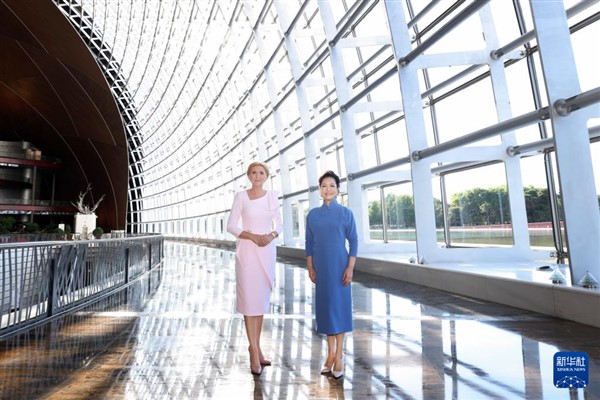 Peng Liyuan ve Agata Kornhauser-Duda, Beijing’de kültürel etkinlikte bir araya geldi