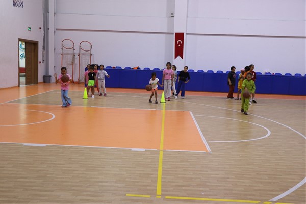 Haliliye’de çocuklar yaz tatilini basketbol öğrenerek geçiriyor