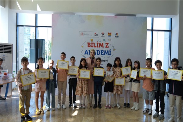 Zeytinburnu Bilim Merkezi’nde eğitim gören akademi öğrencileri sertifikalarını aldı