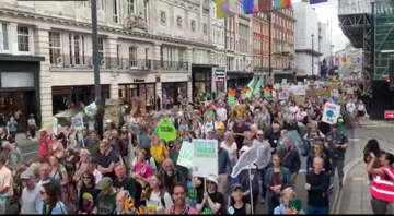 Londra’da binlerce kişi yaban hayatı için yürüdü