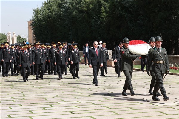 Bakan Yerlikaya, Atatürk’ün mozolesine çelenk bıraktı