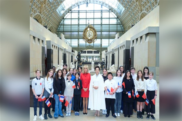 Peng Liyuan, Brigitte Macron ile beraber Orsay Müzesi’ni ziyaret etti