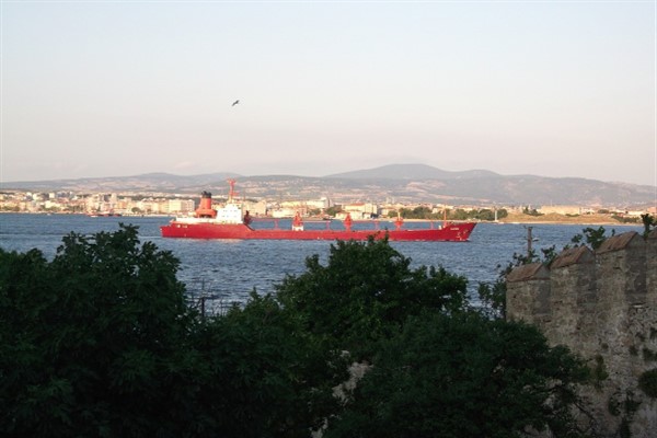 Çanakkale Boğazı’nda gemi trafiği askıya alındı