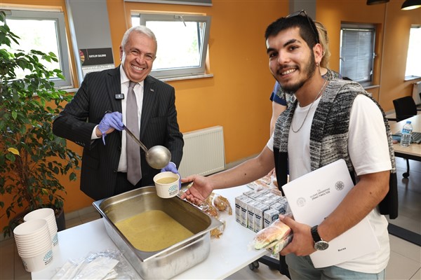 Başkan Özdemir’den sınava girecek öğrencilere ikram