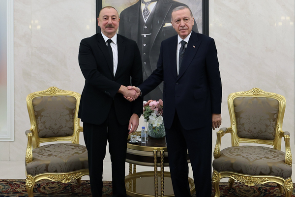 Cumhurbaşkanı Erdoğan, Azerbaycan Cumhurbaşkanı Aliyev’i havalimanında karşıladı