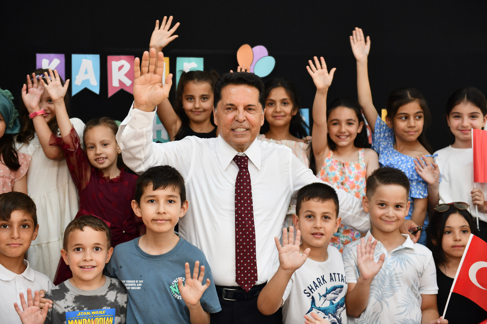 Başkan Özer, Esenyurtlu öğrencilerin karne heyecanına ortak oldu