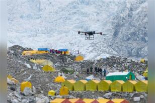 Çinli şirket Everest’teki dağcı kampına dron ile teslimat yaptı