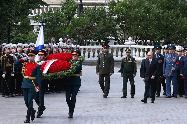 Rusya Devlet Başkanı Putin, Belirsiz Askerin Mezarı’na çelenk koydu