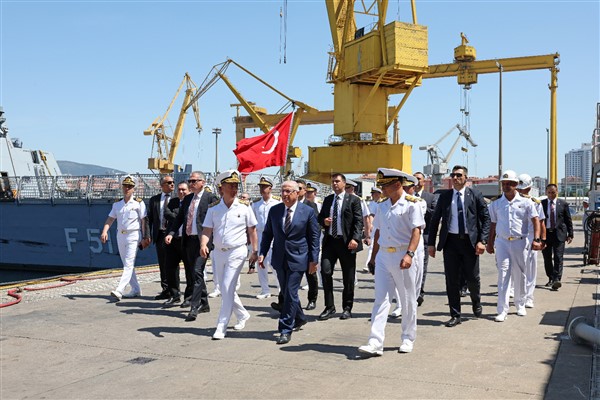 Bakan Güler, İstanbul Tersanesi Komutanlığında inceleme ve denetlemeler yaptı