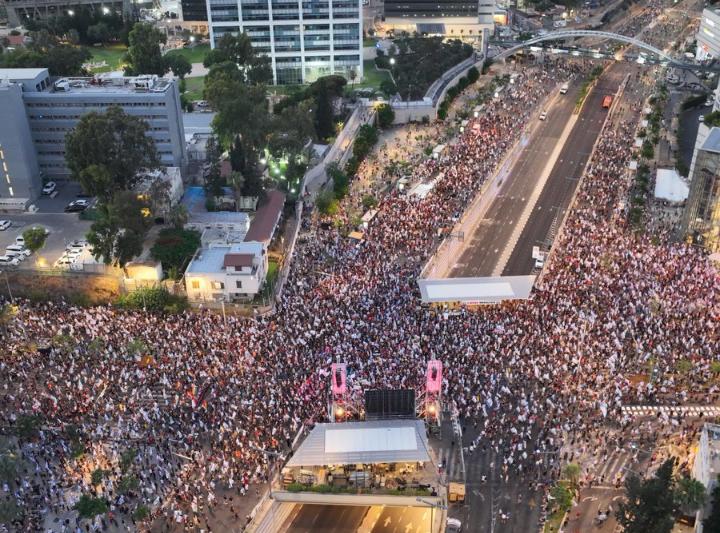 İsrail’de onbinler Netanyahu’yu protesto etti