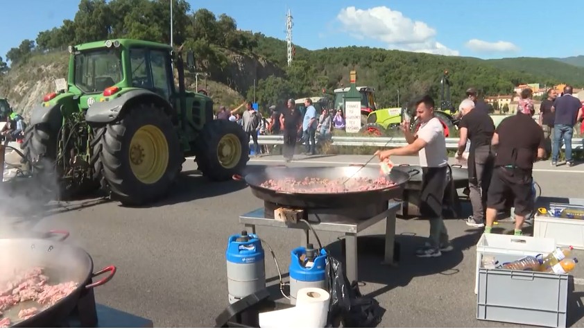 İspanyol ve Fransız çiftçiler artan maliyetler ve ucuz gıda ithalatını protesto ediyor