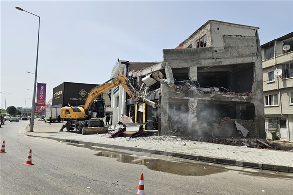 Osmangazi’de kaçak işyeri yıkıldı