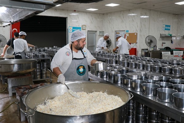 Haliliye’de aşevi ve ekmek üretim tesisi ile vatandaşlara destek olunuyor