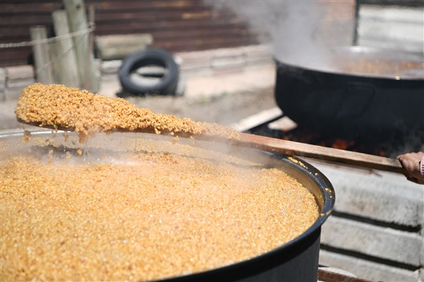 Mamak’ta asırlık gelenek olarak sürdürülen bulgur kaynatma sezonu başladı