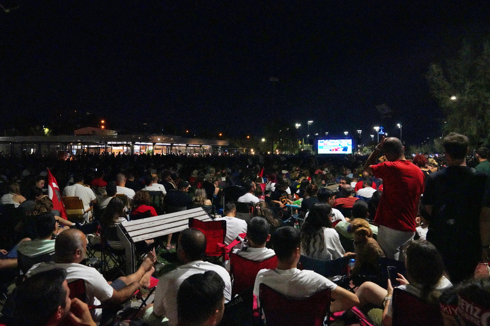 Türkiye-Hollanda maçı İzmir’de kurulan ekranlarda izlendi