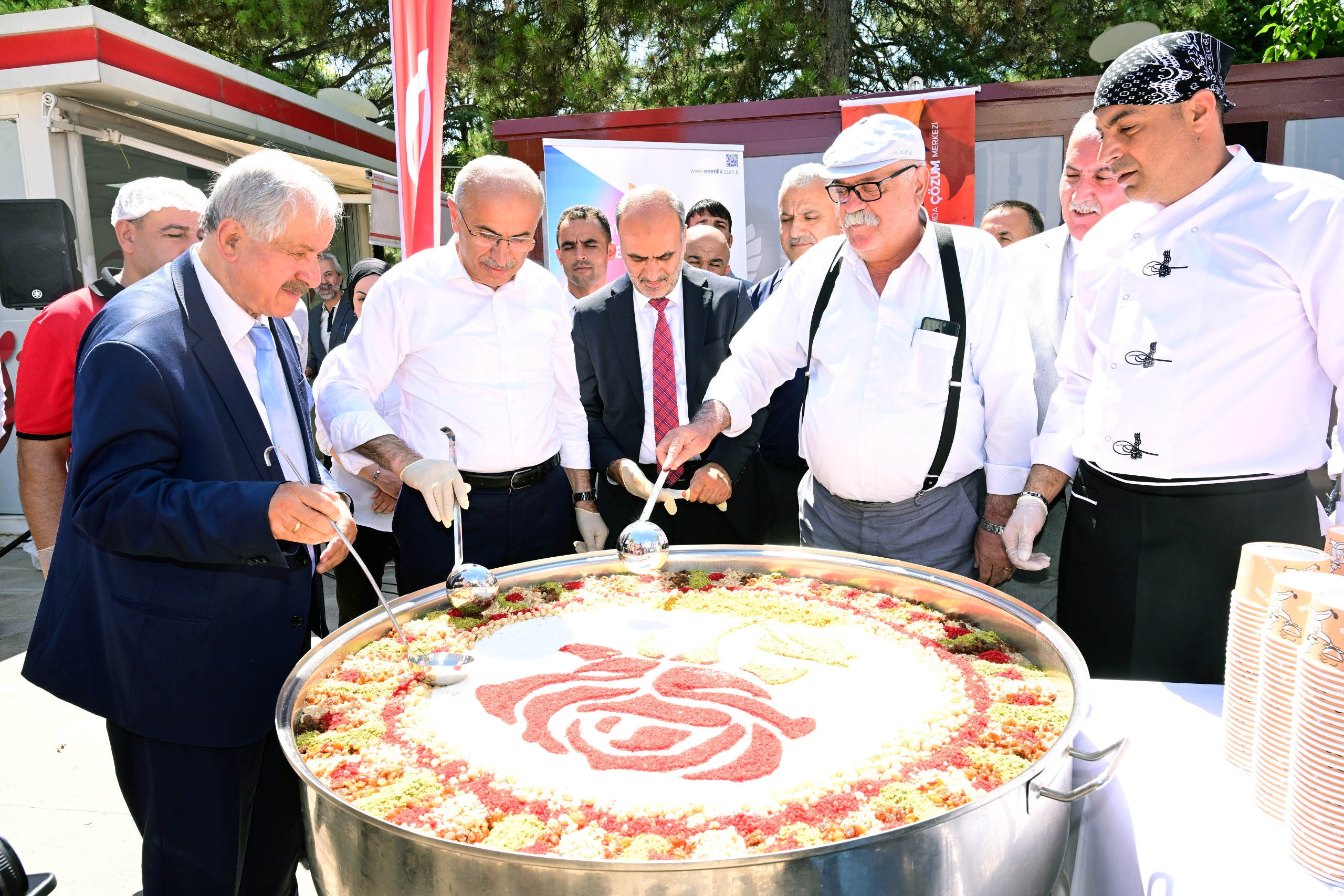 Başkan Er, Aşure Dağıtım Programı”nda vatandaşlarla bir araya geldi