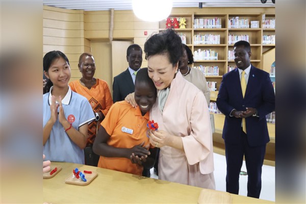 Peng Liyuan, Çinli ve Afrikalı çocukların yaz kampı etkinliğine katıldı