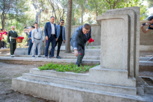 Başkan Tugay, 15 Temmuz şehitlerinin kabrine karanfil bıraktı