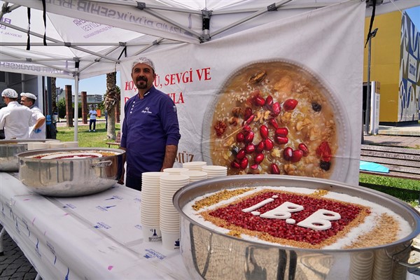 İzmir Büyükşehir Belediyesi üç noktada aşure dağıttı