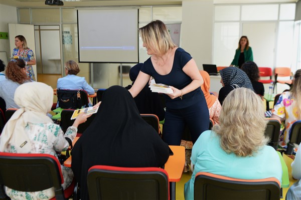 ‘Kadın Yazarıyla Buluşuyor’ projesinde ilk kitap dağıtıldı