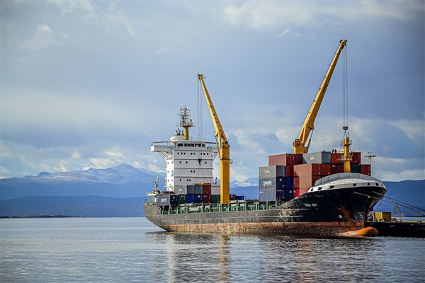 İstanbul Boğazı’nda makine arızası yapan kuru yük gemisi demirletildi