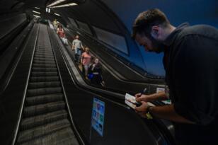 İzmir’de Üçyol Metro İstasyonu’ndaki yürüyen merdivenlere kontrol ve inceleme