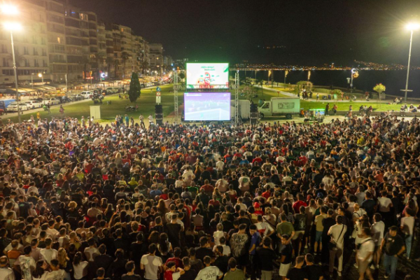 İzmir’deki meydanlarda çeyrek final coşkusu