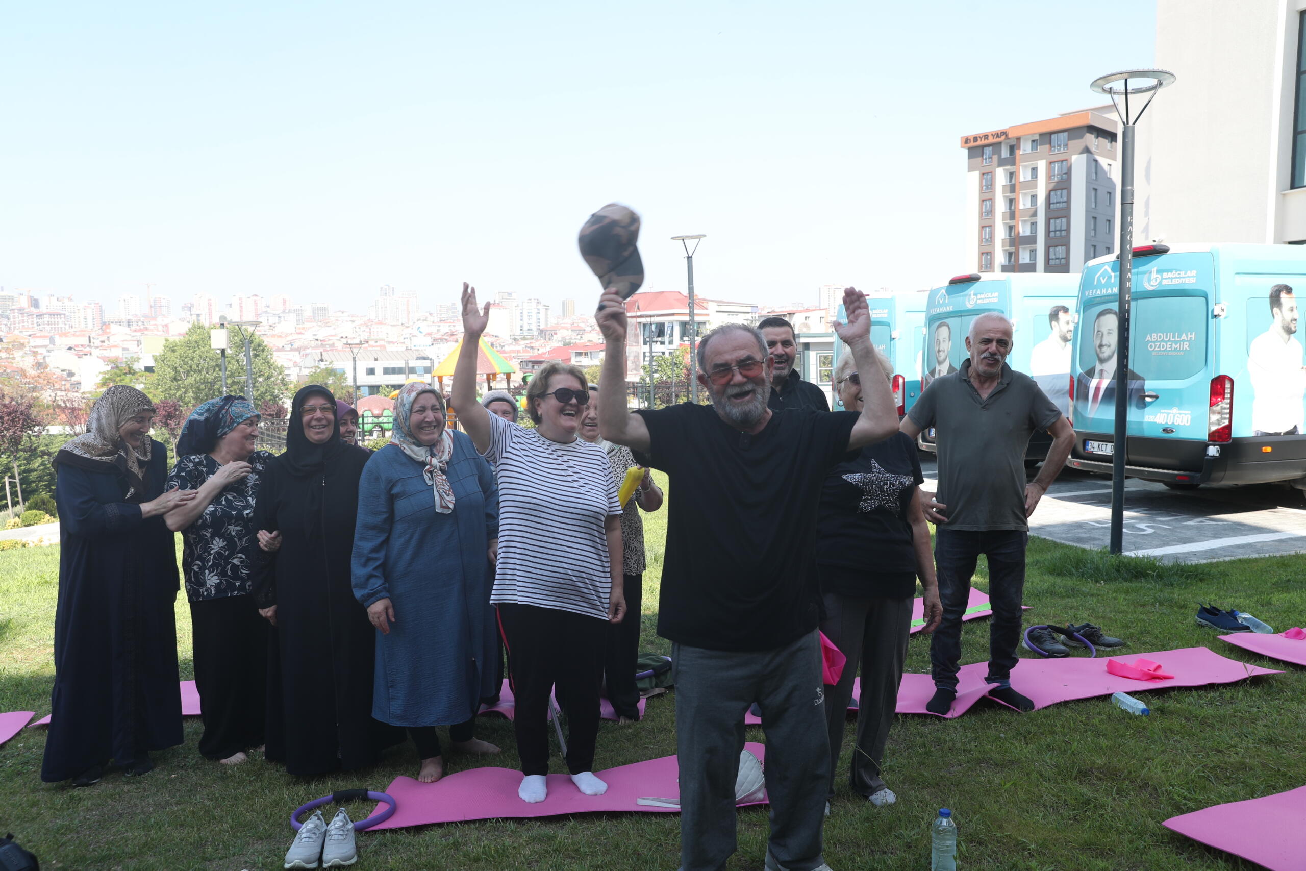 Bağcılar’da yaşlılar, kahkaha seansında bir araya geldi