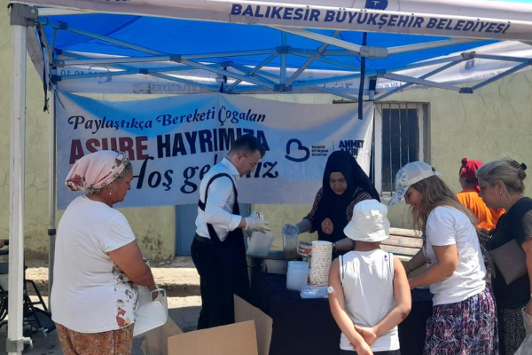 Balıkesir’de 35 bin kişilik aşure dağıtıldı