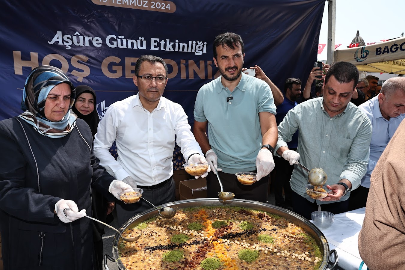 Bağcılar Belediyesi’nden vatandaşlara aşure ikramı