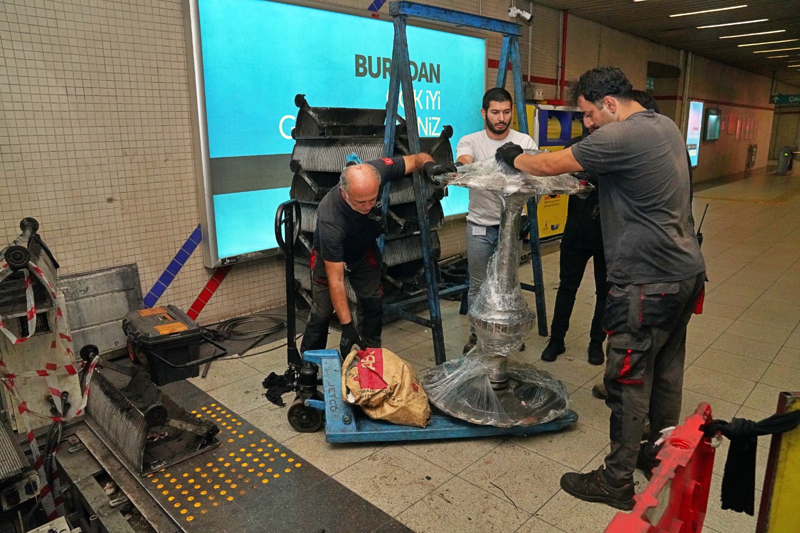 Üçyol Metro İstasyonu’nun yürüyen merdivenlerinde bakım çalışması