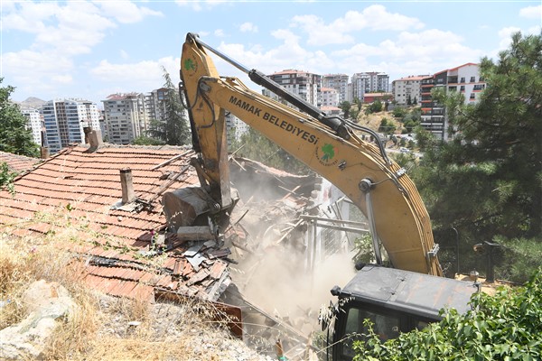 Mamak’ta kaçak yapıların yıkımı sürüyor