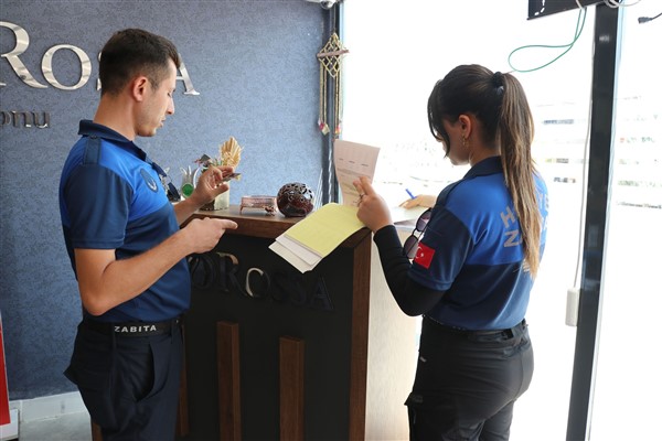 Haliliye’de güzellik merkezi ve berberlere denetim yapıldı