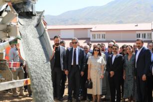 Zırhlıoğlu Grubu ve Dünya İnsani Yardımlaşma Derneği iş birliğiyle Bitlis’e köy okulu