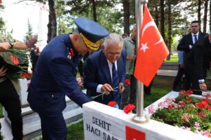 Başkan Büyükkılıç’tan şehitlik ziyareti