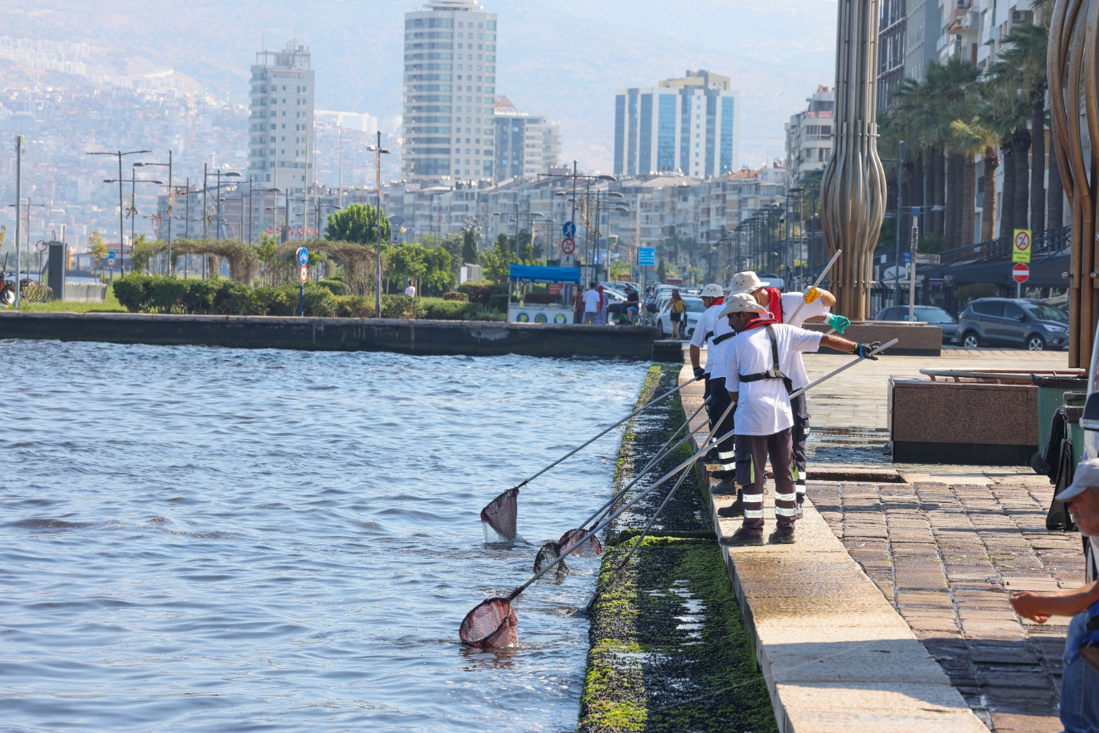 İzmir Körfezi’nin korunması için yüzey temizliği yapılıyor