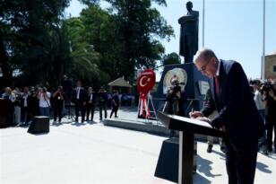 Cumhurbaşkanı Erdoğan, Lefkoşa Atatürk Anıtı’nda Anıt Özel Defteri’ni imzaladı