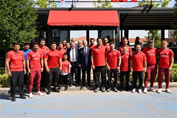 Başkan Yavaş, olimpiyatlara katılacak sporcularla bir araya geldi