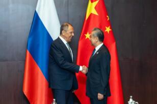 Wang Yi ve Lavrov Vientiane’de bir araya geldi