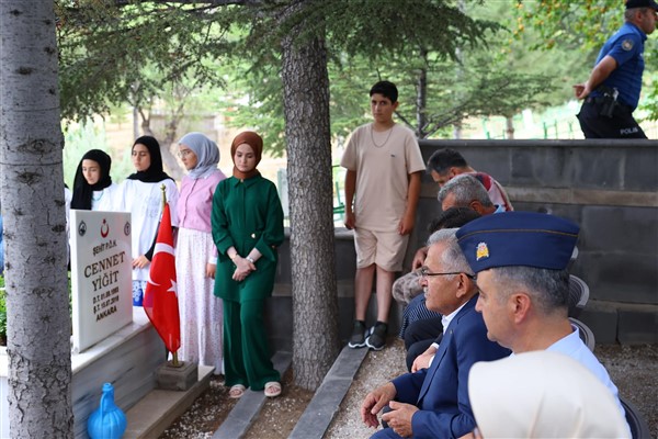 Başkan Büyükkılıç, şehit Komiser Yardımcısı Cennet Yiğit’in kabrini ziyaret etti