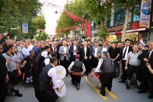 26’ıncı Kültür Sanat Etkinlikleri ve Kayısı Festivali Kortej Yürüyüşü yapıldı