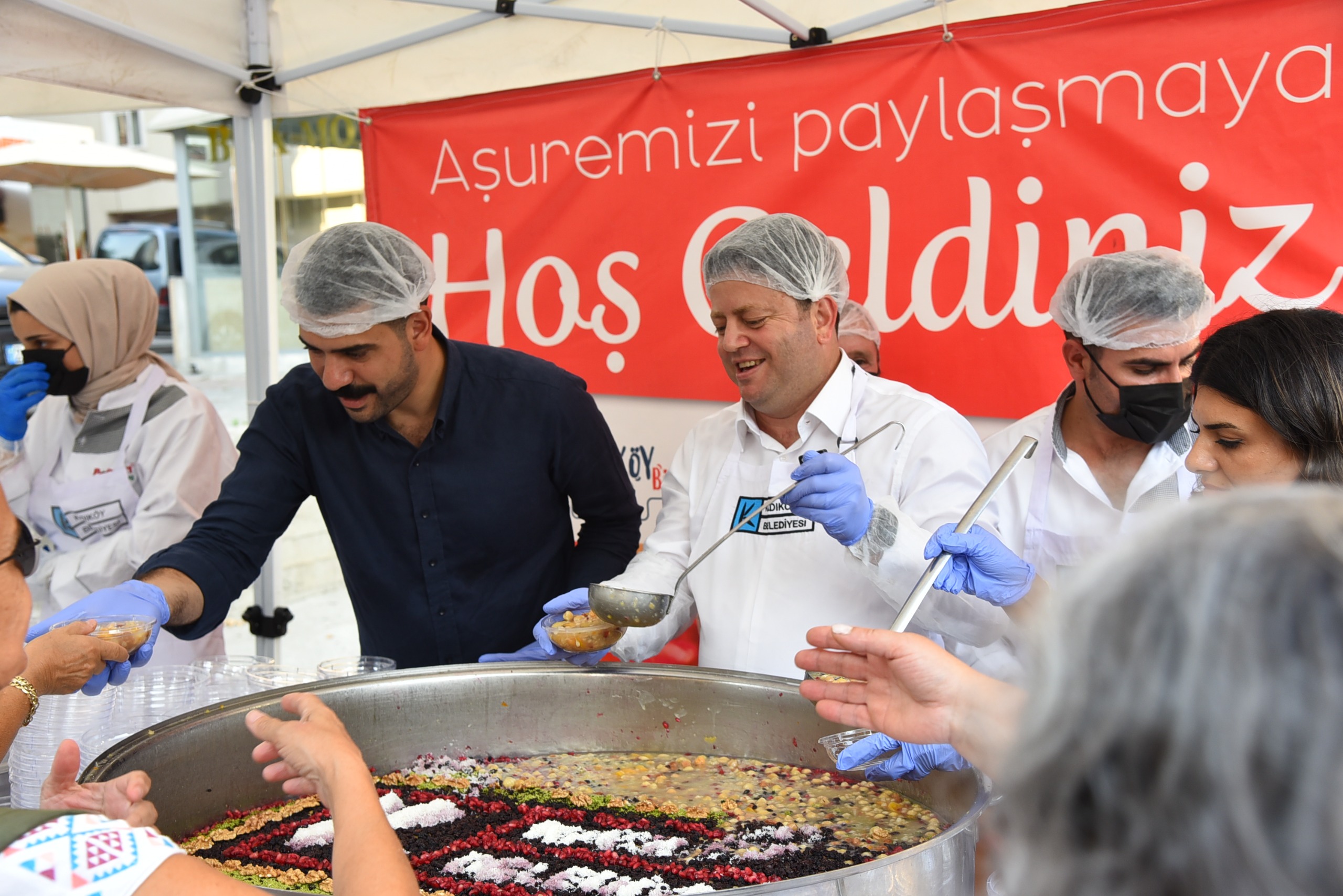 Kadıköy Belediyesi, aşure ikramına devam ediyor