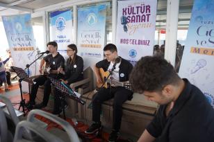 Gençlerden Büyükada Taş Mektep’te canlı müzik dinletisi