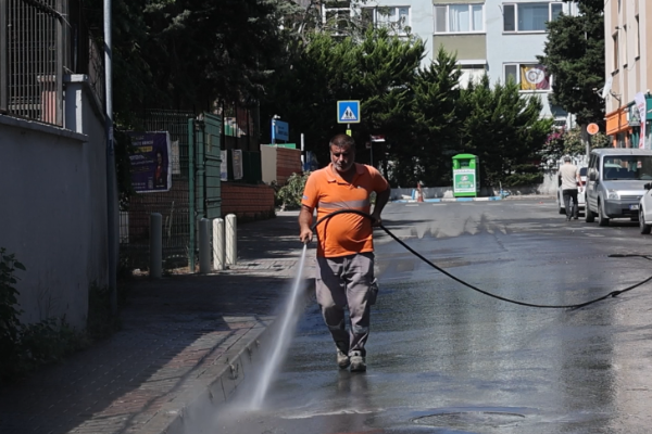 Bakırköy’ün cadde ve sokaklarında temizlik çalışması sürüyor